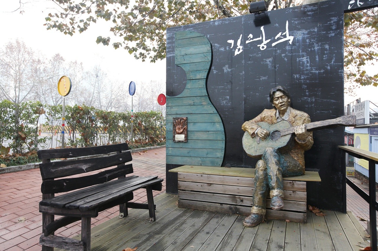 김광석다시그리기길 동상. / ⓒ한국관광콘텐츠랩-박은경