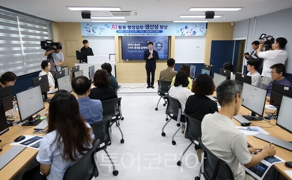 ▲박정주(가운데) 홍성군수가 지난 13일 청운대학교 홍성DX미디어센터 인의관에서 공직자 64명을 대상으로 열린 ‘2026년 공무원 AI 역량강화 교육’에 참석해 인사말을 하고 있다. /사진-홍성군