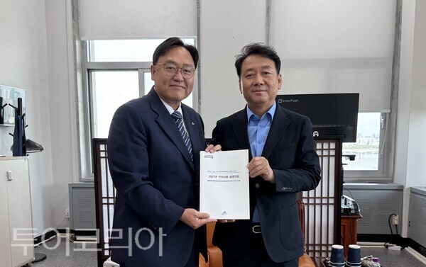 ▲왼쪽부터 조상호 세종시장, 이광재 예산결산특별위원장. /사진-세종시