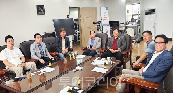 ▲지난 6월부터 16개 지역언론사가 준비위원회를 구성한 가운데 13일 오후, 청주일보 가경동 스튜디오에서 준비위원회를 열고 창립 시기와 향후 방향을 논의했다. /사진-충북도프레스협회