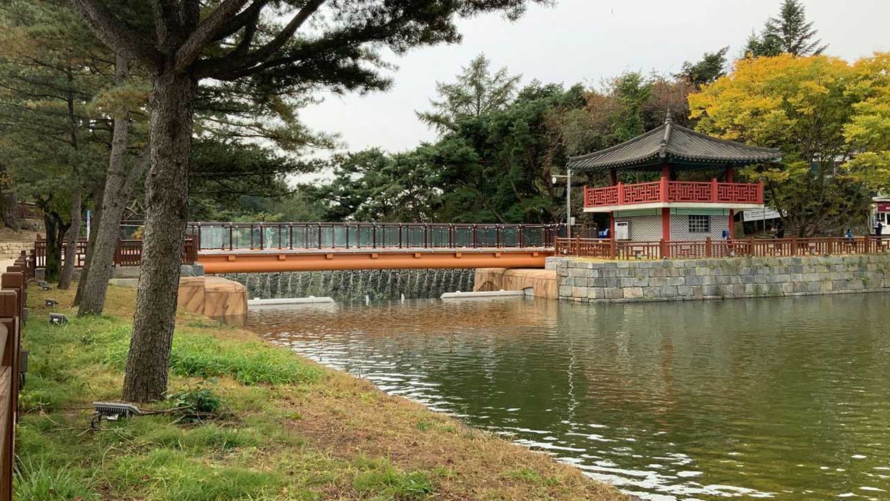 잔잔한 수변 산책로를 따라 고즈넉하게 자리 잡은 팔각정자 우륵정 모습. / 제천 문화관광