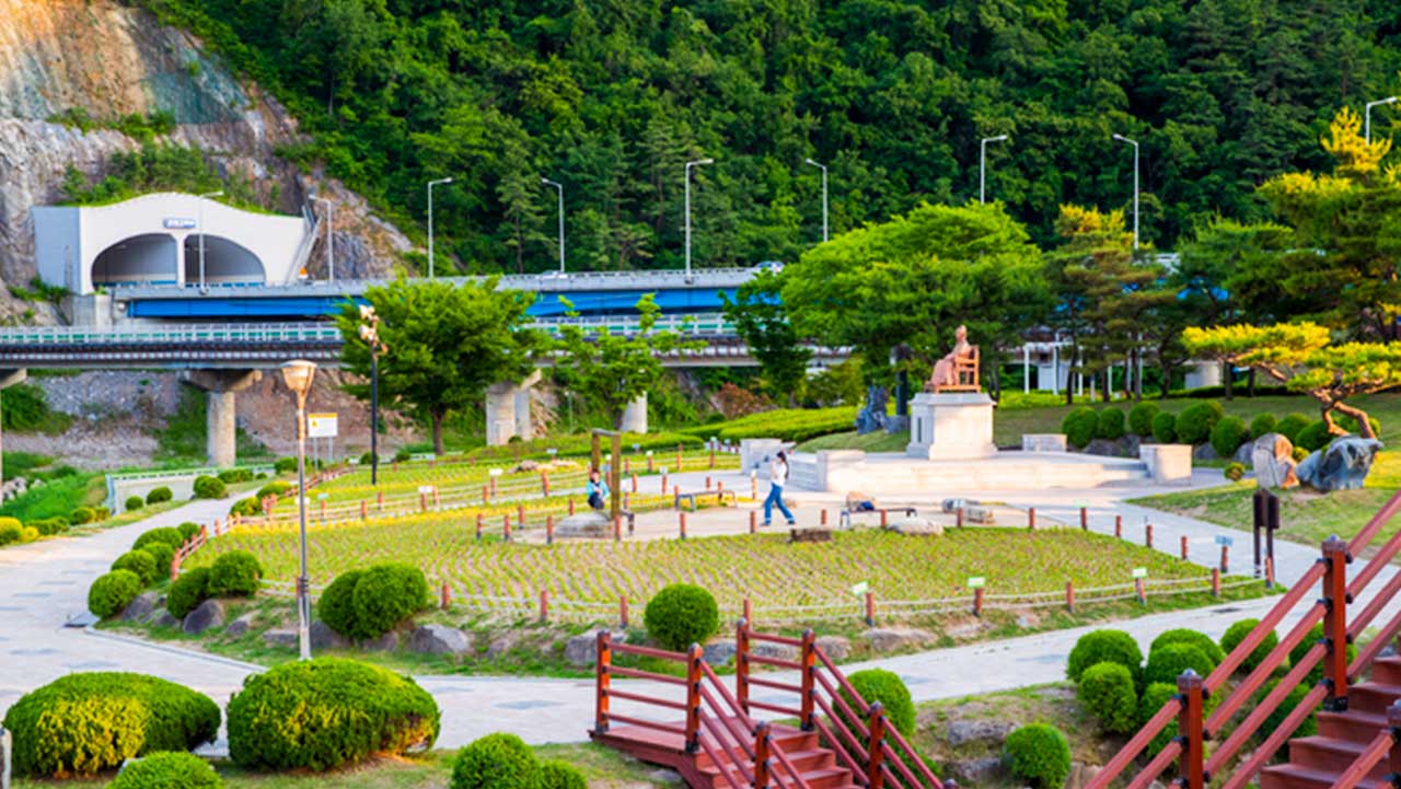 삼봉 정도전 선생의 동상과 정갈하게 정비된 산책로 단지 모습. / 한국관광공사