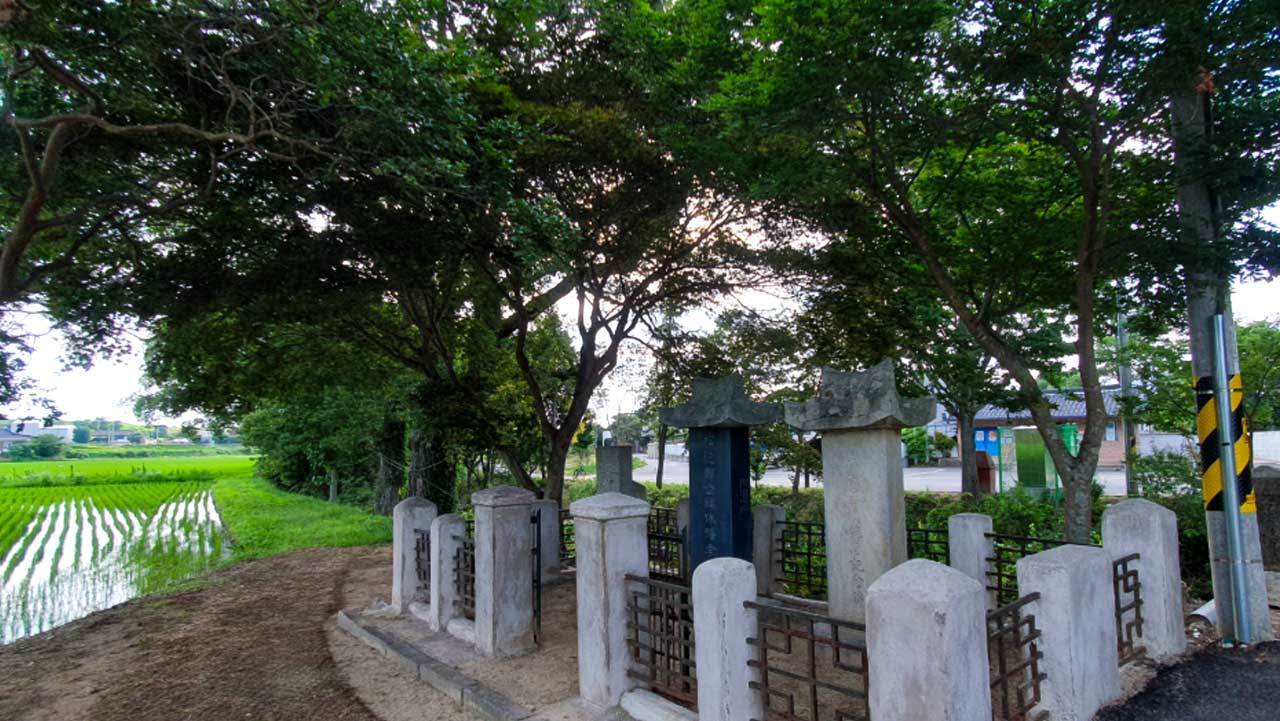 노거수 보호 구역 옆으로 마을의 역사와 신앙이 서린 비석군이 조성되어 있는 숲길 입구. / 고창군