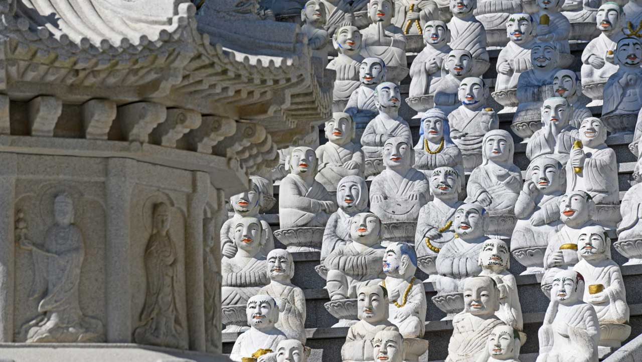 각기 다른 표정과 생김새를 지닌 채 가지런히 모셔진 보문사 오백나한상. / 인천투어