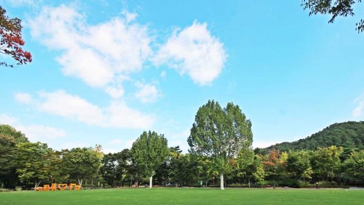 과거 쓰레기 매립장이었던 땅을 흙으로 덮어 푸른 잔디와 숲으로 가꿔낸 수목원 중앙 광장. / 한국관광공사