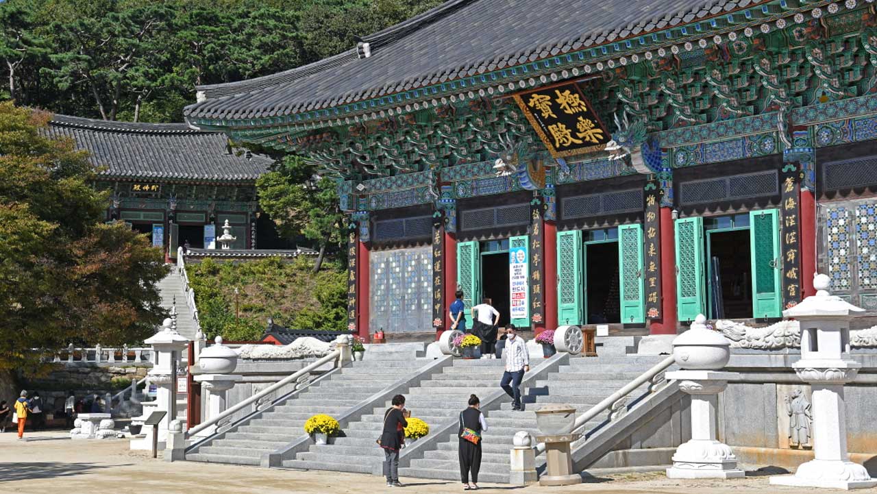웅장한 단청과 목조 양식이 돋보이는 보문사의 중심 전각인 극락보전 전경. / 인천투어