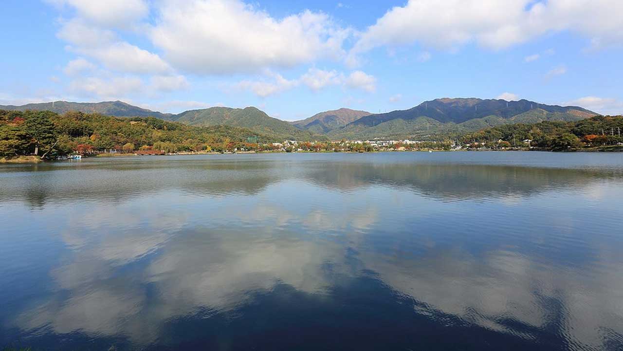 하늘과 산세가 수면에 거울처럼 비치는 둘레 약 1.8km의 시원한 의림지 저수지 풍경. / 제천 문화관광