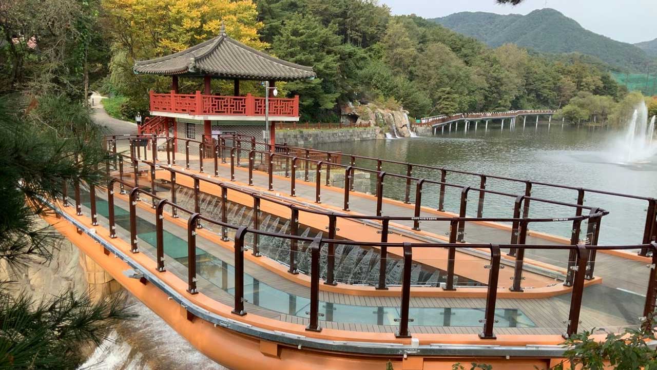 발아래로 떨어지는 물줄기를 조망하며 걸을 수 있는 용추폭포 유리전망대와 우륵정 전경. / 제천 문화관광