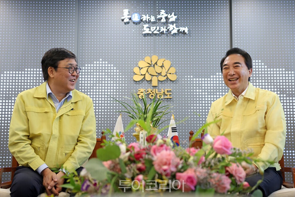 충남도청을 방문한 최휘영 장관(왼쪽)이 박수현 지사와 만나 지역 현안을 논의하고 있다./사진=문화체육관광부