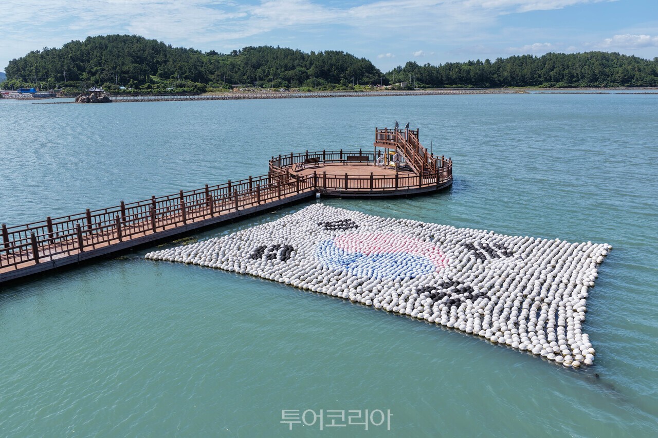 소안 항일운동 기념탑과 기념관 전경 완도해양치유센터 전경 '항일의 섬'이라 불리는 완도 소안도 곳곳에 게양돼 있는 태극기 '항일의 섬'이라 불리는 완도 소안도 담수호에 떠 있는 태극기 조형물 /사진-완도군