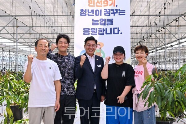 청년농부와 함께한 전진선 양평군수/투어코리아뉴스 김경남 기자 사진=양평군
