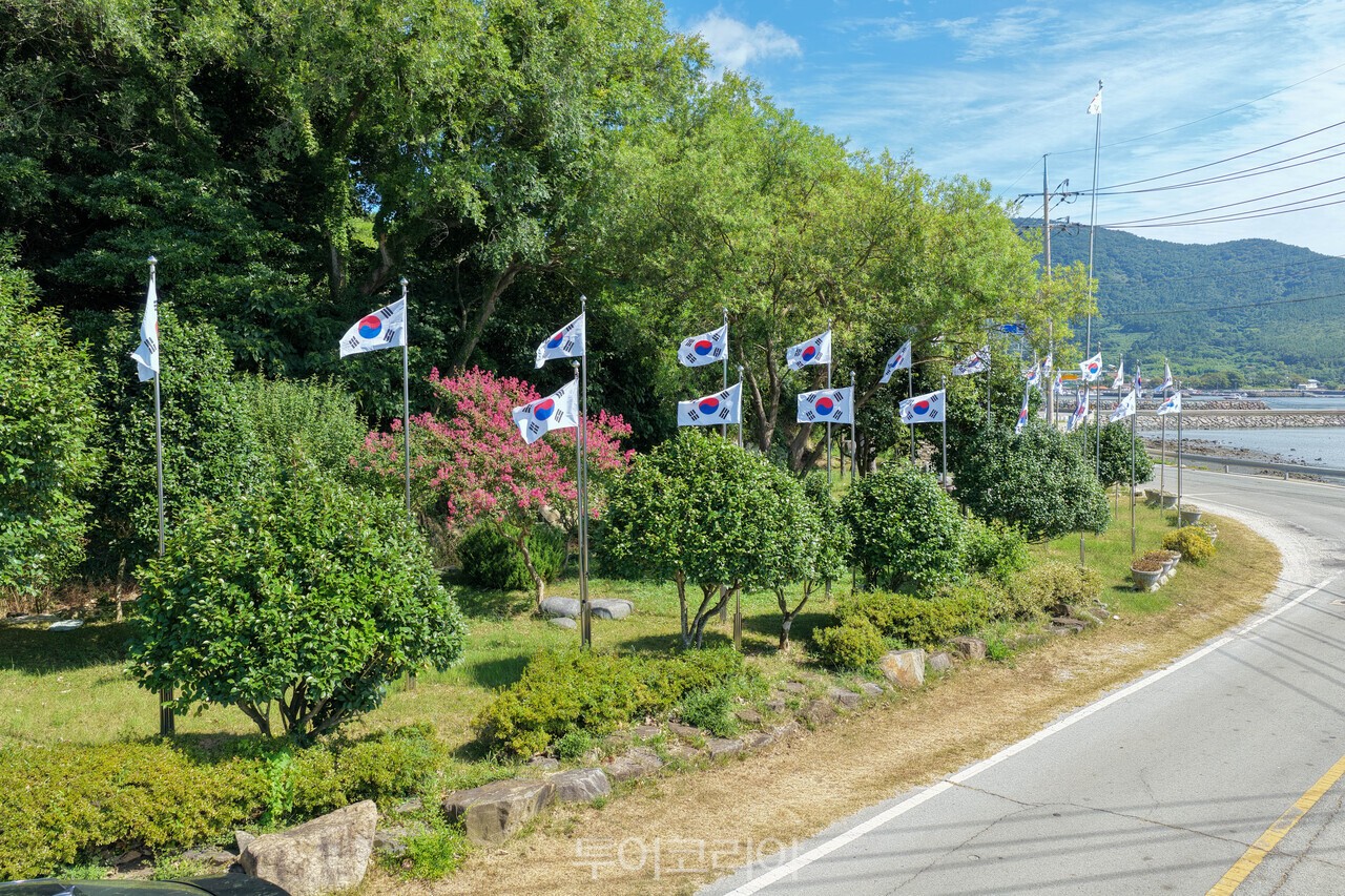 소안 항일운동 기념탑과 기념관 전경 완도해양치유센터 전경 '항일의 섬'이라 불리는 완도 소안도 곳곳에 게양돼 있는 태극기 '항일의 섬'이라 불리는 완도 소안도 담수호에 떠 있는 태극기 조형물 /사진-완도군