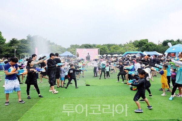 ‘2026 안산서머페스타 & 여르미오’ 참가한 시민들이 물총 놀이로 즐거운 한때를 보내고 있다/투어코리아뉴스 정명달 기자 사진=안산시