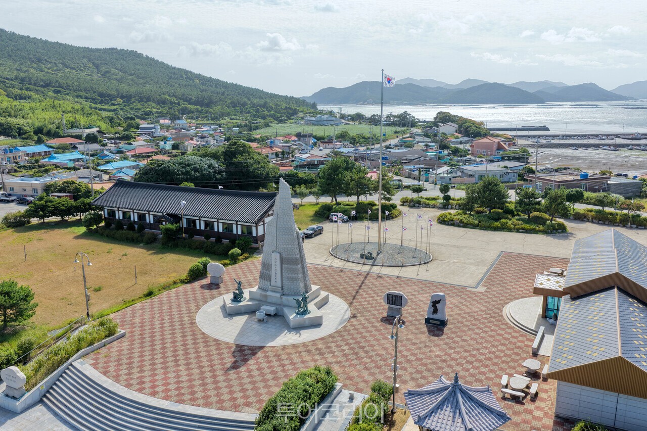 소안 항일운동 기념탑과 기념관 전경 완도해양치유센터 전경 '항일의 섬'이라 불리는 완도 소안도 곳곳에 게양돼 있는 태극기 '항일의 섬'이라 불리는 완도 소안도 담수호에 떠 있는 태극기 조형물 /사진-완도군