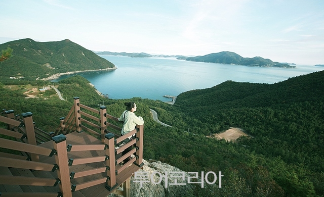 약산도 삼문산진달래공원의 전망대ⓒ문일식 여행작가 / 사진-한국관광공사