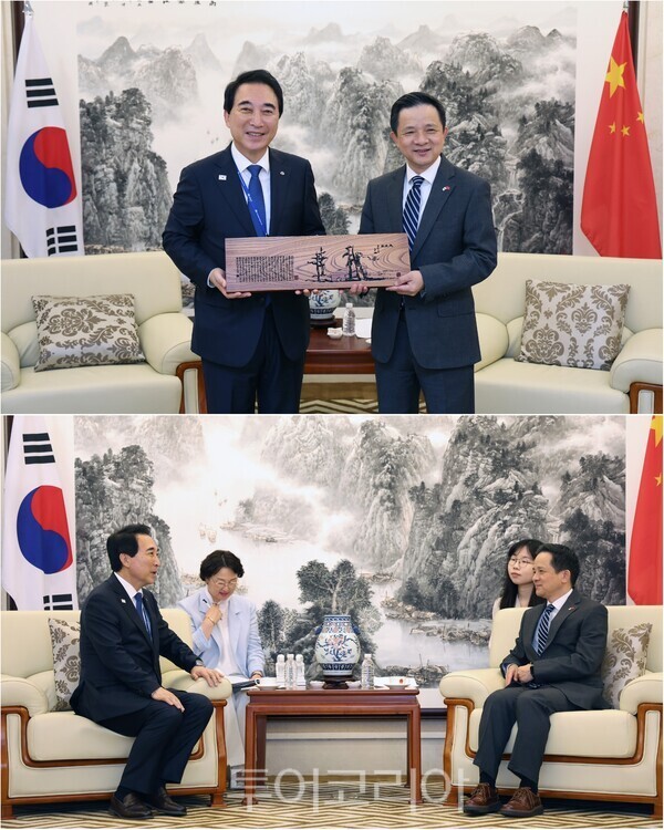 ▲박수현(왼쪽) 충남도지사는 지난 14일 주한중국대사관을 찾아 다이빙 주한중국대사를 접견하고 ‘한중 지방정부 간 교류·협력 확대와 양국 국민이 체감할 수 있는 실질적인 협력사업 발굴 방안’을 논의했다. /사진-충남도(편집 류석만 기자)