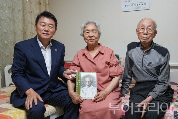 ▲유승광(왼쪽) 서천군수가 지난 15일 지역 출신 독립운동가인 월남 이상재 선생의 유족을 찾아 건강과 생활 여건을 살피고 위문품을 전달했다. /사진-서천군
