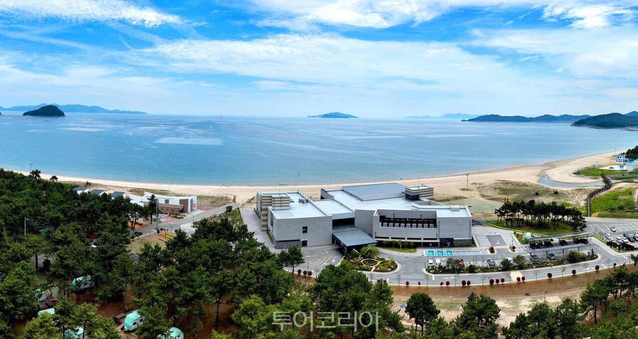 소안 항일운동 기념탑과 기념관 전경 완도해양치유센터 전경 '항일의 섬'이라 불리는 완도 소안도 곳곳에 게양돼 있는 태극기 '항일의 섬'이라 불리는 완도 소안도 담수호에 떠 있는 태극기 조형물 /사진-완도군