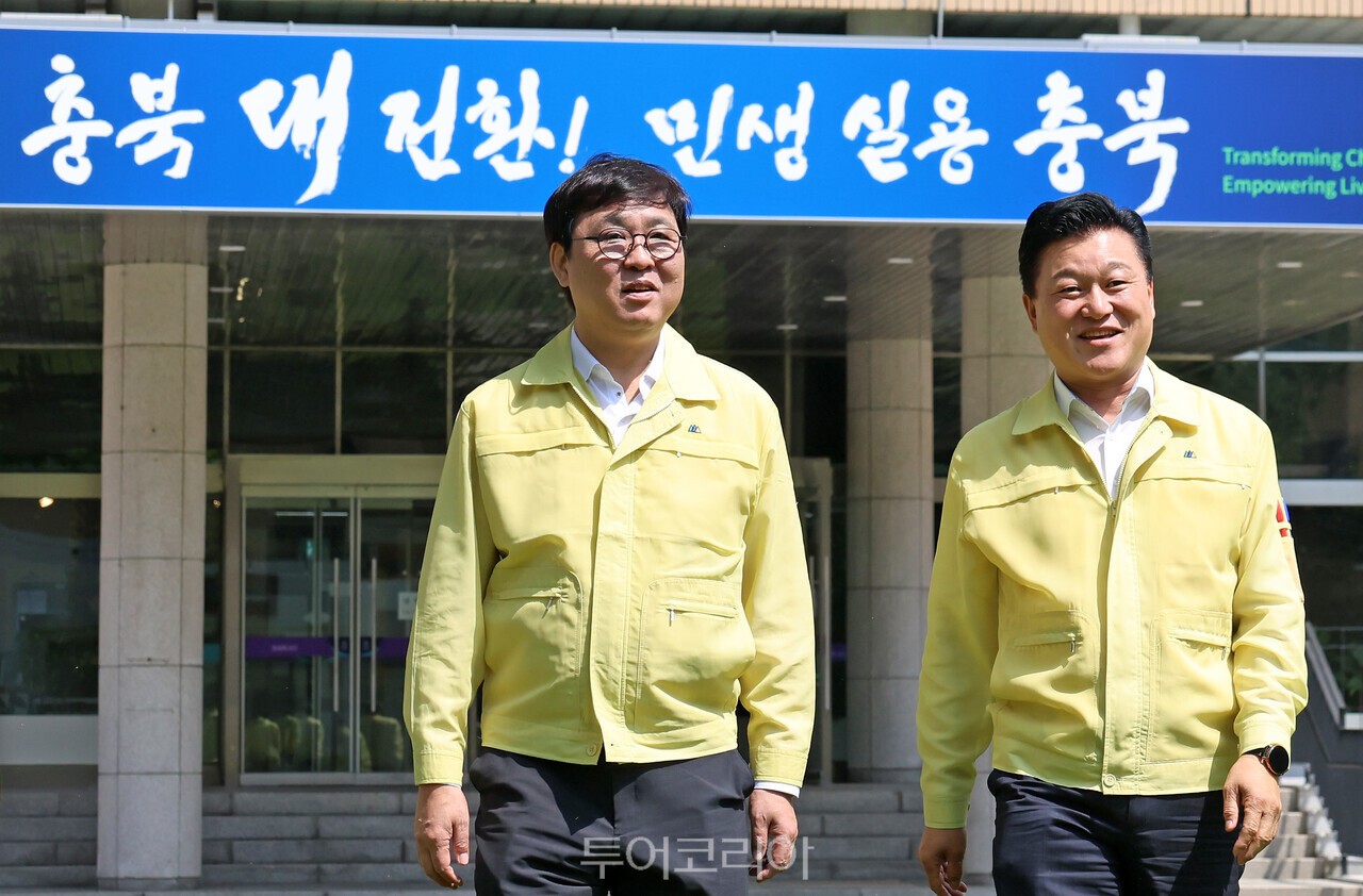 최휘영 문화체육관광부 장관이 19일 충북 청주 충북도청에서 신용한 충청북도지사와 면담을 하고 있다./사진-문체부