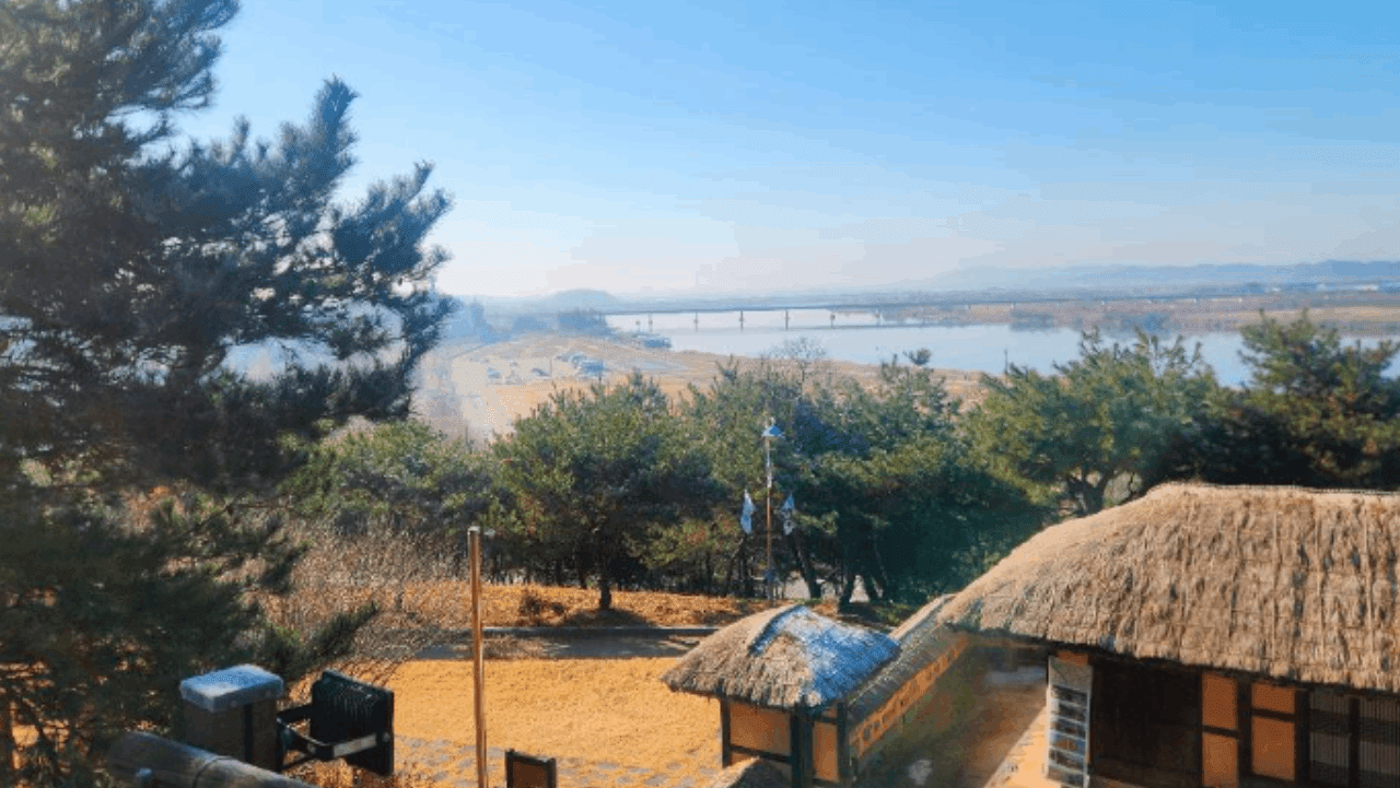 금강 물줄기와 논산평야, 초가 예배당 모습. / 충남 제공