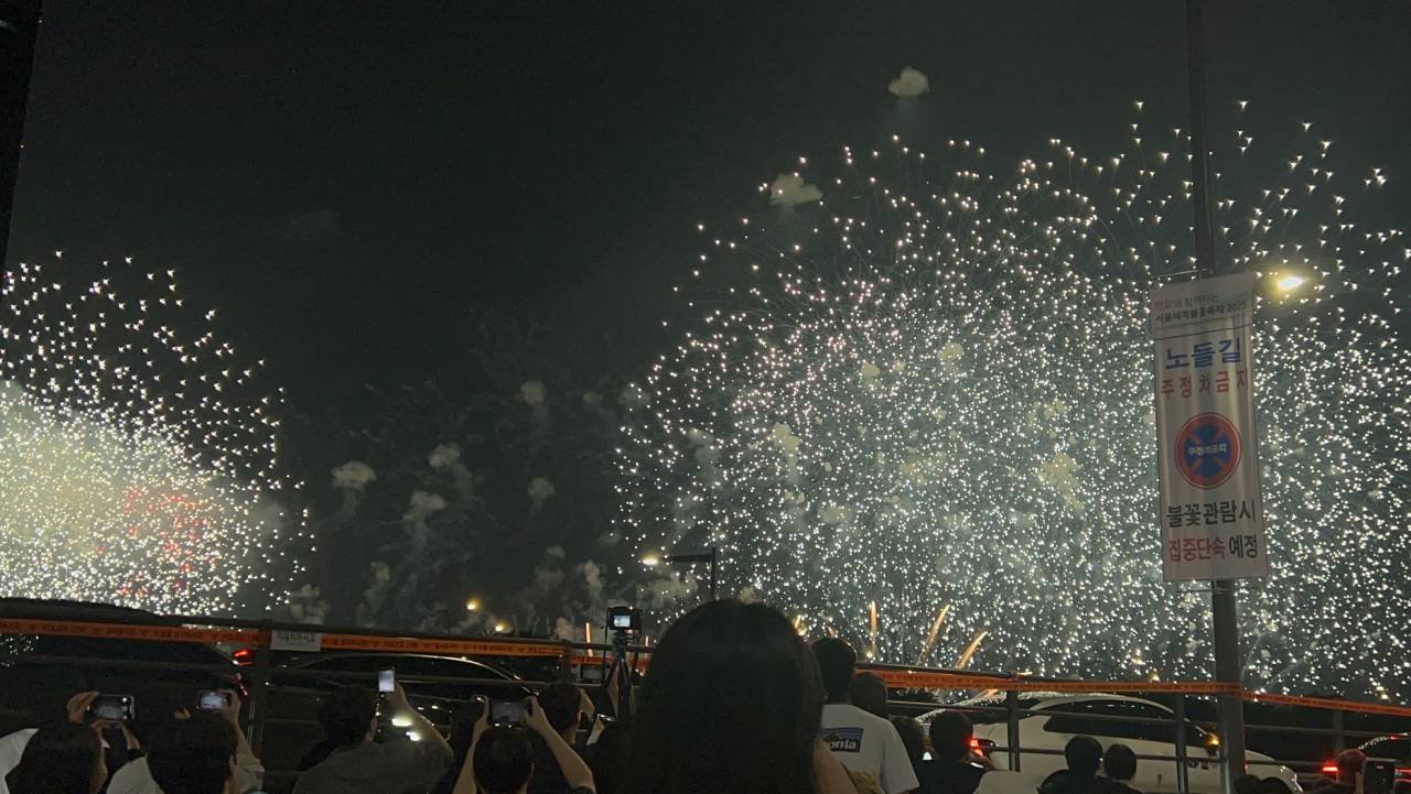 은빛 별빛처럼 한강 밤하늘 위로 쏟아져 내리는 2025년 서울세계불꽃축제 현장. / 온더투어