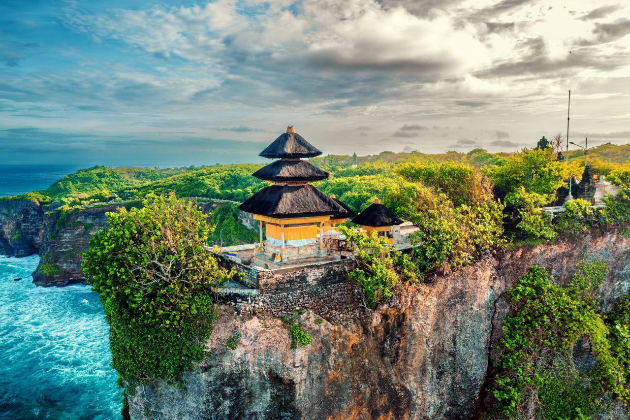 발리 울루와투 절벽 사원 항공뷰. / Cocos.Bounty-shutterstock