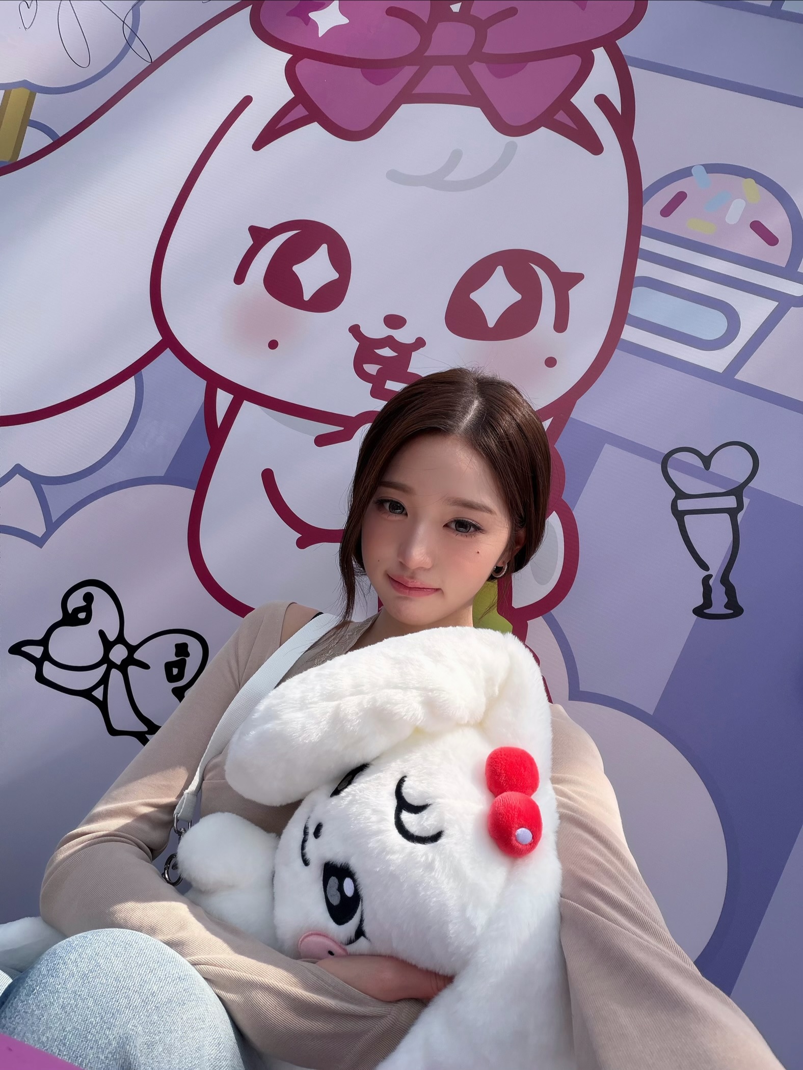 캐릭터 인형을 안고 있는 장원영 / 사진=장원영 인스타그램 @for_everyoung10