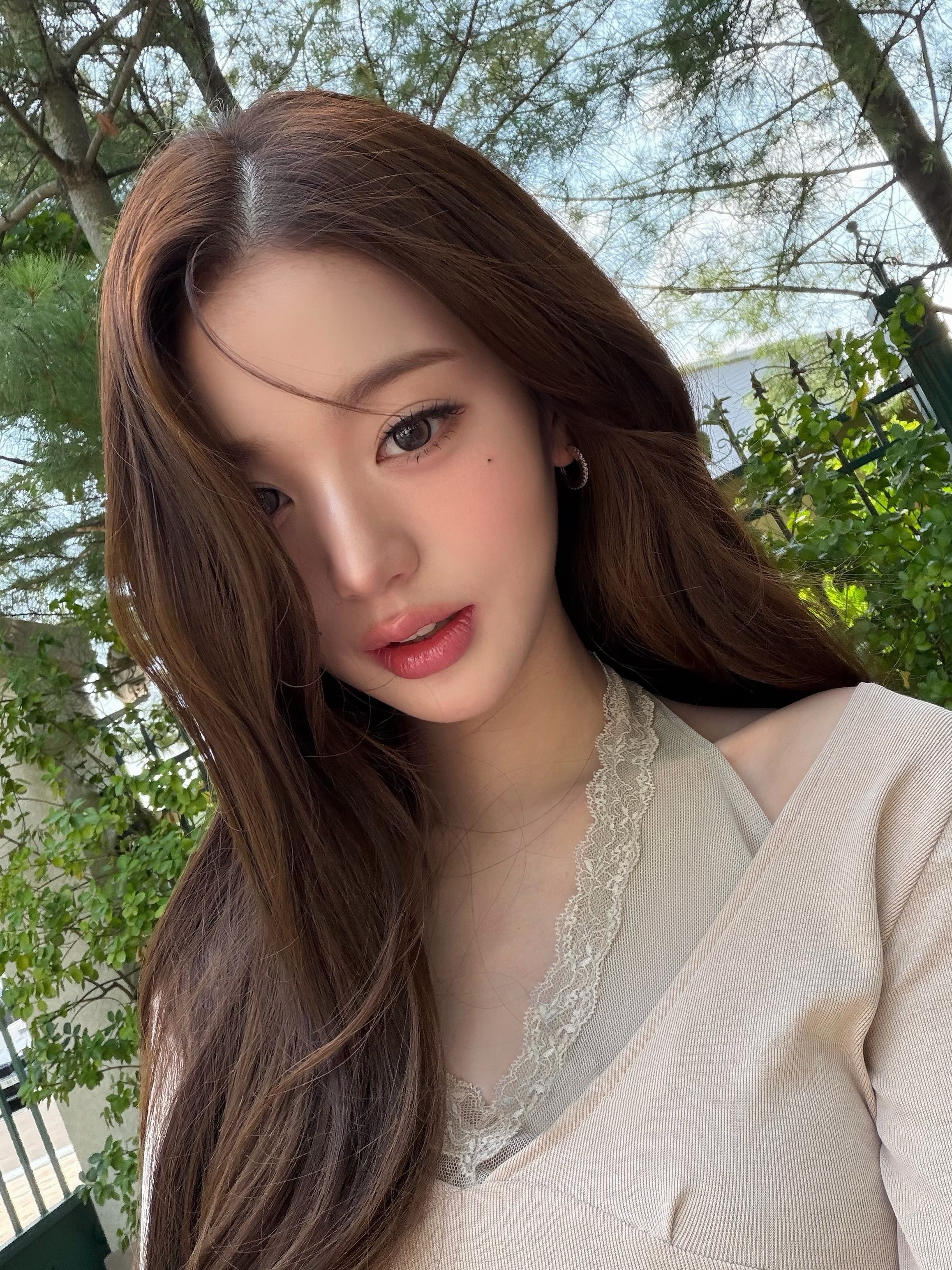 자연광 아래 셀카를 찍은 모습 / 사진=장원영 인스타그램 @for_everyoung10
