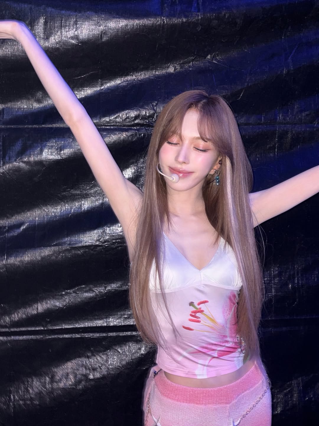 양팔을 벌리고 무대를 즐기는 웬디 / 사진=웬디 인스타그램 @todayis_wendy