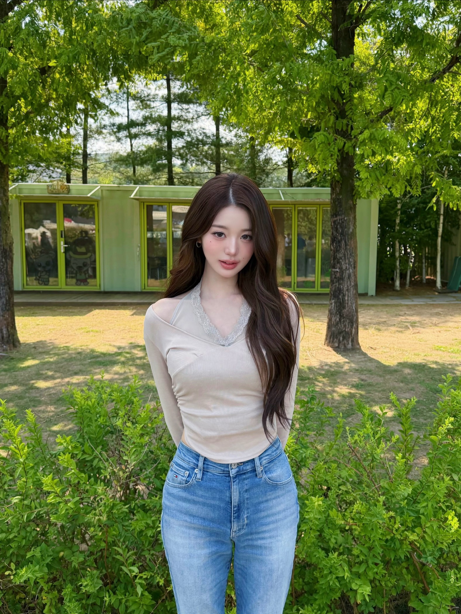 초록빛 야외에서 포즈를 취한 전신 컷 / 사진=장원영 인스타그램 @for_everyoung10