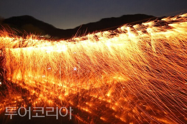 ▲낙화놀이 모습. /사진-논산시