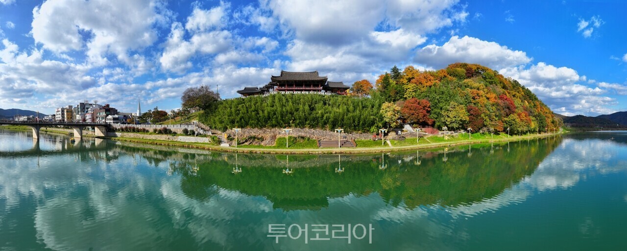 영남루와 밀양강 영남루/사진-밀양시