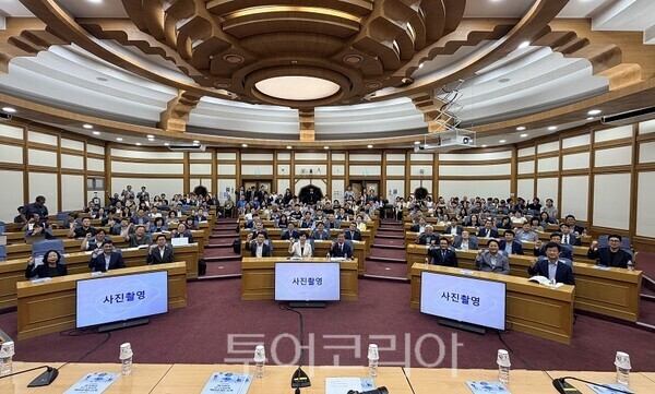 전현희 의원이 20일 오전 국회의원회관 제1소회의실에서 ‘AI국가시대 핵심-예측행정 알고리즘의 책임과 제도설계’ 토론회를 열고 있다.