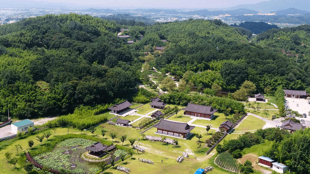 한옥 정원과 생태연못, 푸른 산자락의 정경. / 담양군 죽녹원