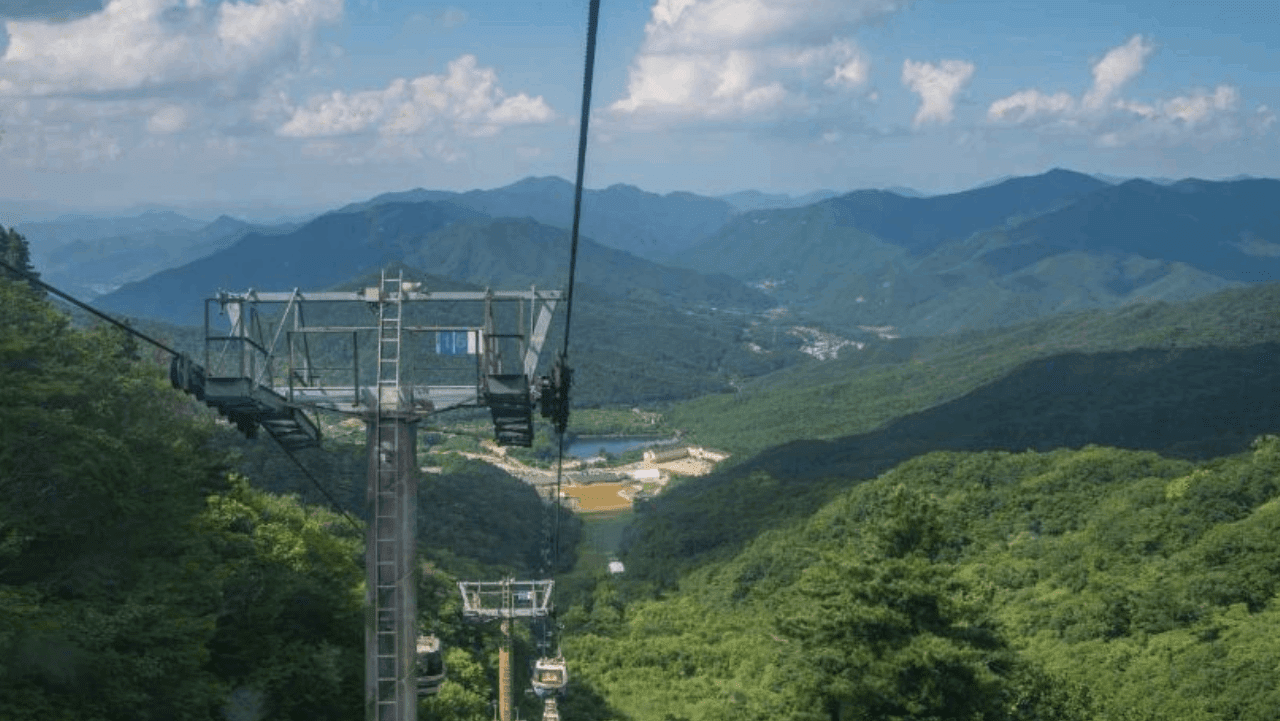 설천봉까지 2.6km 구간을 20분 만에 오르는 관광곤도라. / ⓒ한국관광콘텐츠랩-배근한