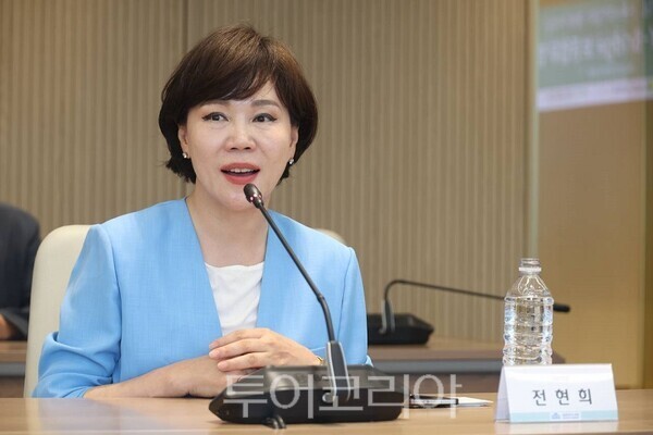 21일 하나은행 을지로 본점에서 개최된 '대한민국 청년기업 Y-Bridge 보증업무 협약식'에서 전현희 의원이 발언을 하고 있다.