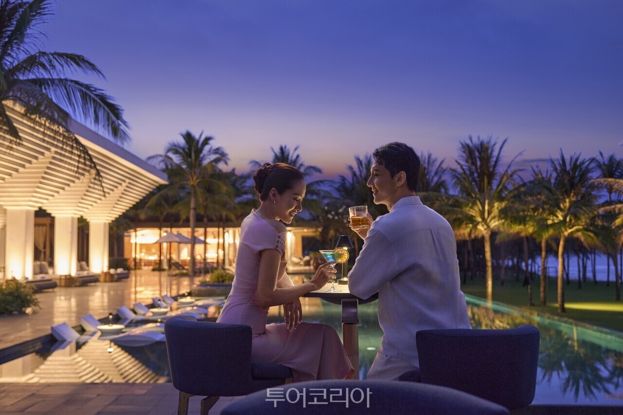 JW 메리어트 깜란 베이 리조트 & 스파. 4 변을 바로 바라보며 즐기는 오션 바의 선다우너 칵테일