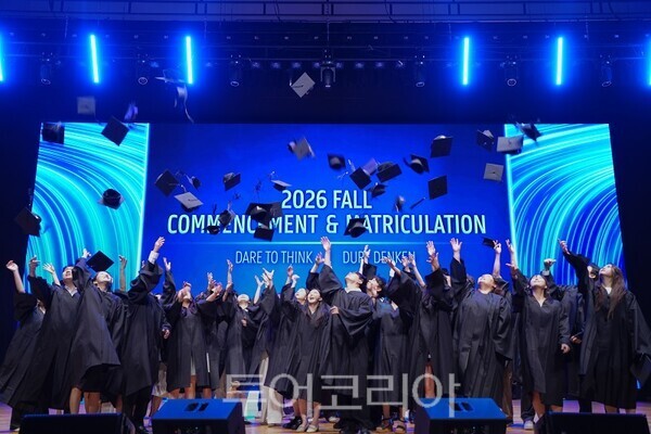 졸업생들이 학사모를 던지며 기뻐하고 있다. (겐트대학교 글로벌캠퍼스 제공)