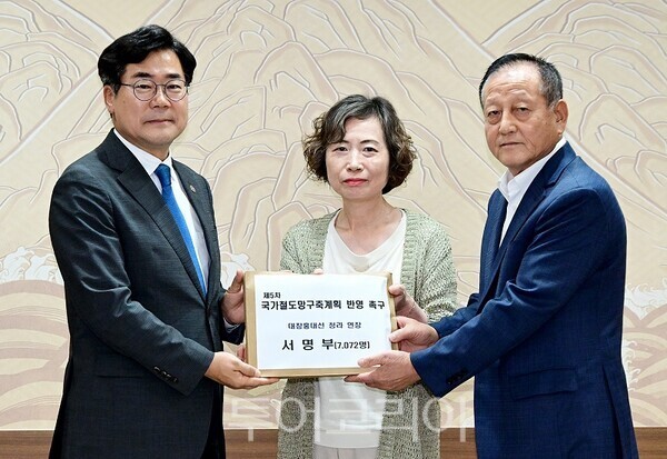 박찬대 인천광역시장이 21일 시청 접견실에서 '대장홍대선 청라 연장' 제5차 국가철도망 계획 반영과 관련해 계양구 주민대표에게 서명부를 전달받고 있다.