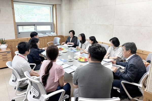 산청군보건의료원 관계자들이 청송군보건의료원을 찾아 벤치마킹을 하고 있다./사진-청송군