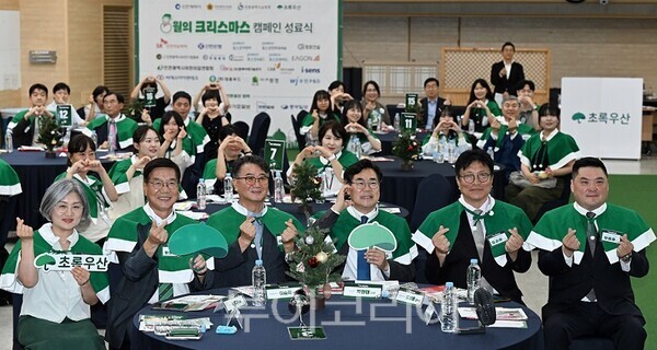 박찬대 인천광역시장이 21일 시청 대회의실에서 열린 '8월의 크리스마스 캠페인 성료식'에서 참석자들과 기념촬영을 하고 있다.