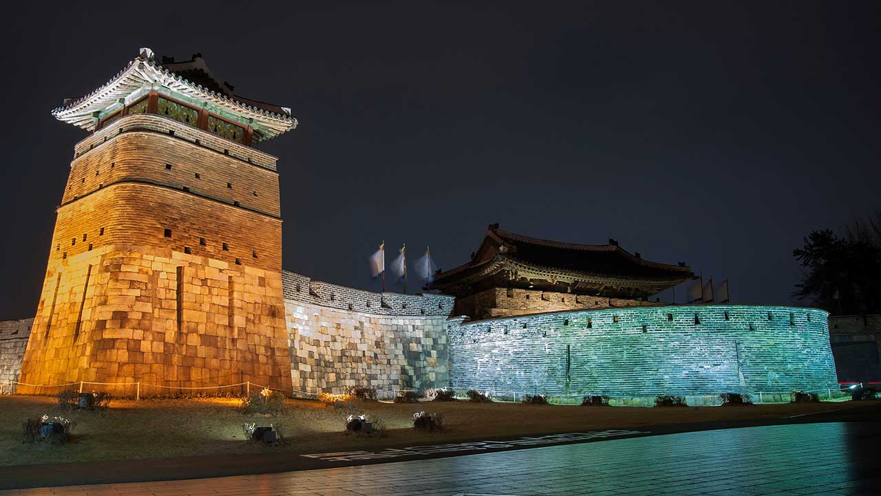 야간 개장 '달빛화담' 기간 동안 화려한 조명을 받아 밤하늘 아래 빛나는 성벽. / ⓒ한국관광콘텐츠랩-송재근