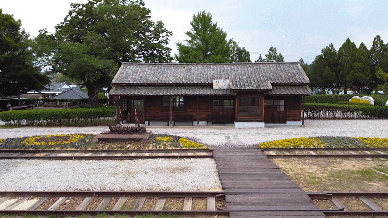간이역의 고즈넉하고 단정한 모습을 그대로 간직하고 있는 구 서도역 전경. / 남원시