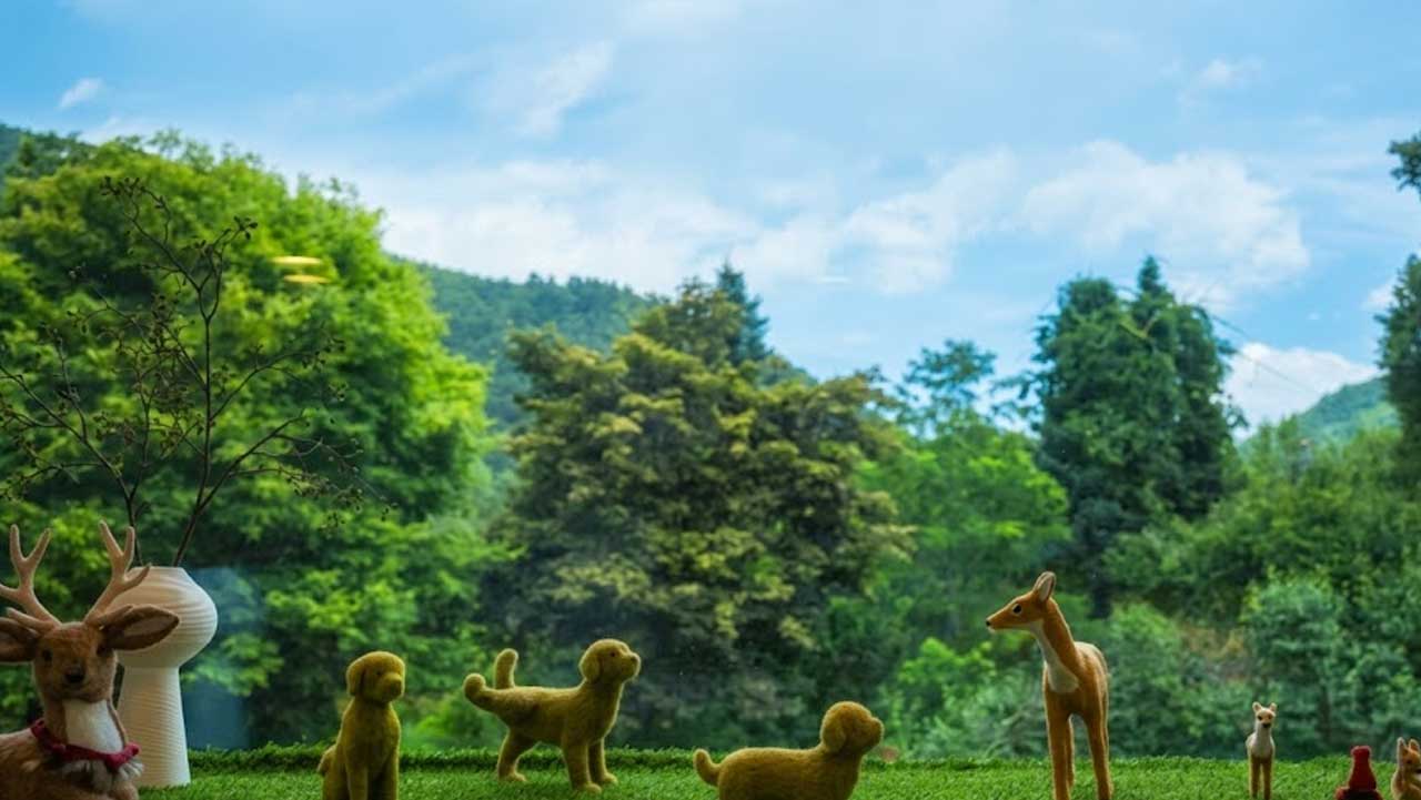 귀여운 사슴 소품 너머로 고원목장의 푸른 풍경이 시원하게 들여다보이는 창가 좌석. / 한국관광공사