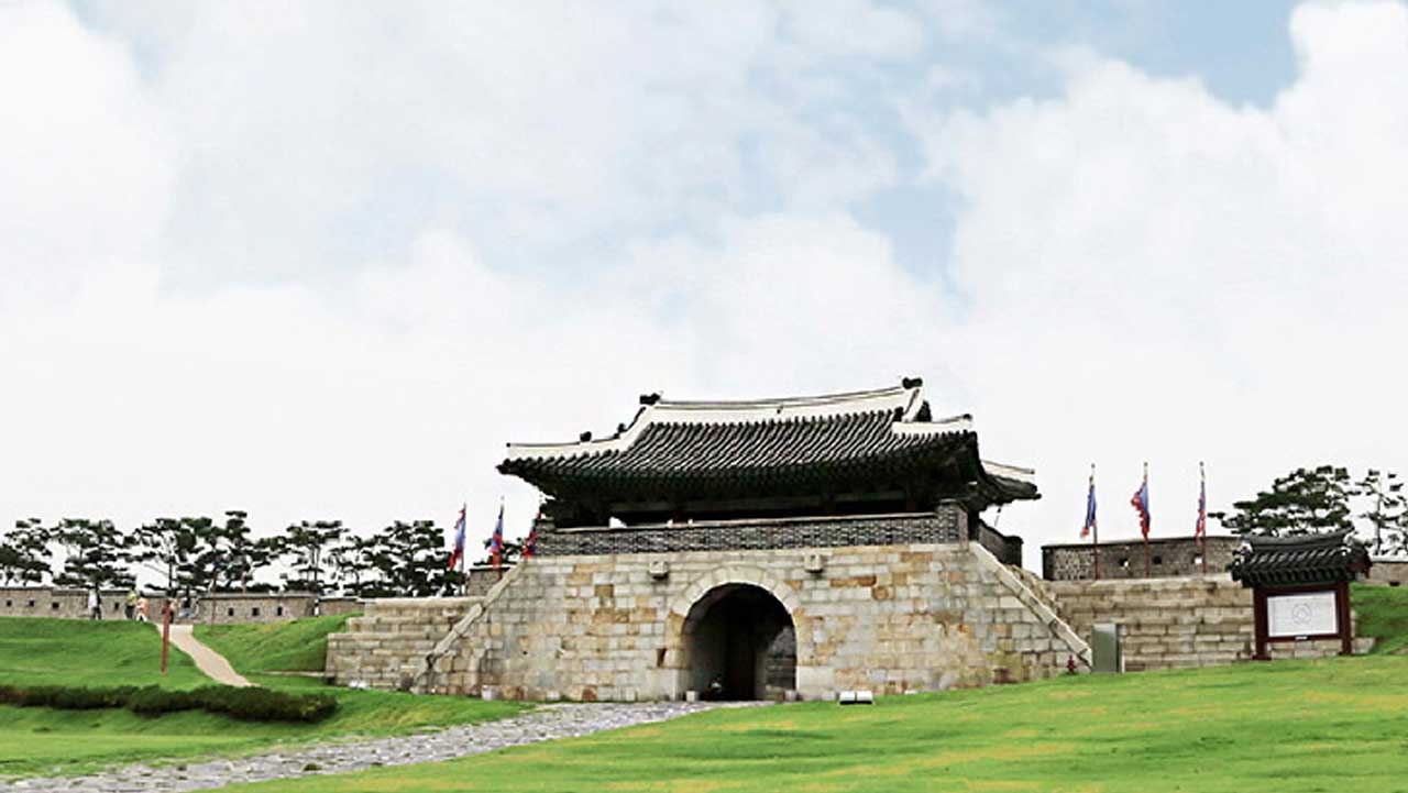 화서문 전경 사진. / 수원화성관광