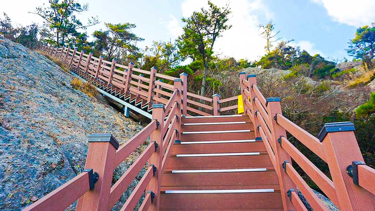 주변 섬과 바다의 절경을 한눈에 감상할 수 있는 정갈한 데크 계단길. / 한국관광공사