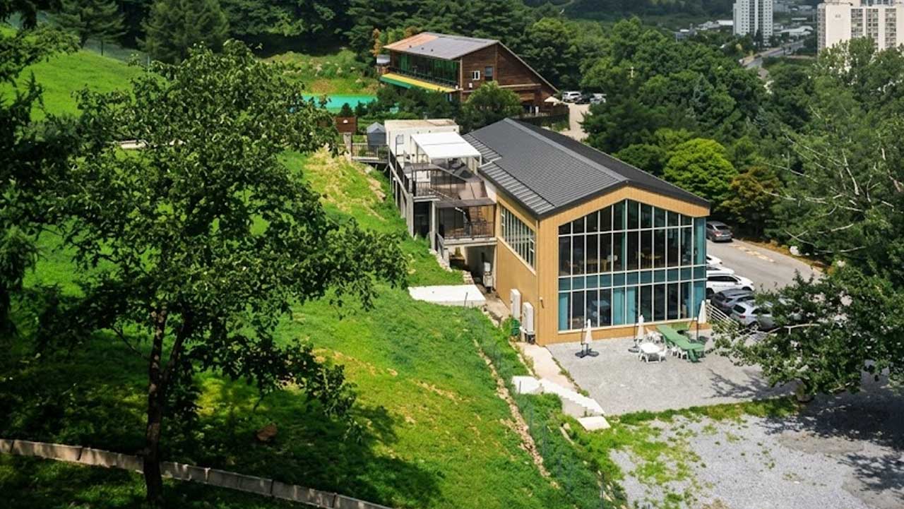 커피를 마신 후 목장 산책로로 바로 나설 수 있는 카페 건물 전경. / 한국관광공사