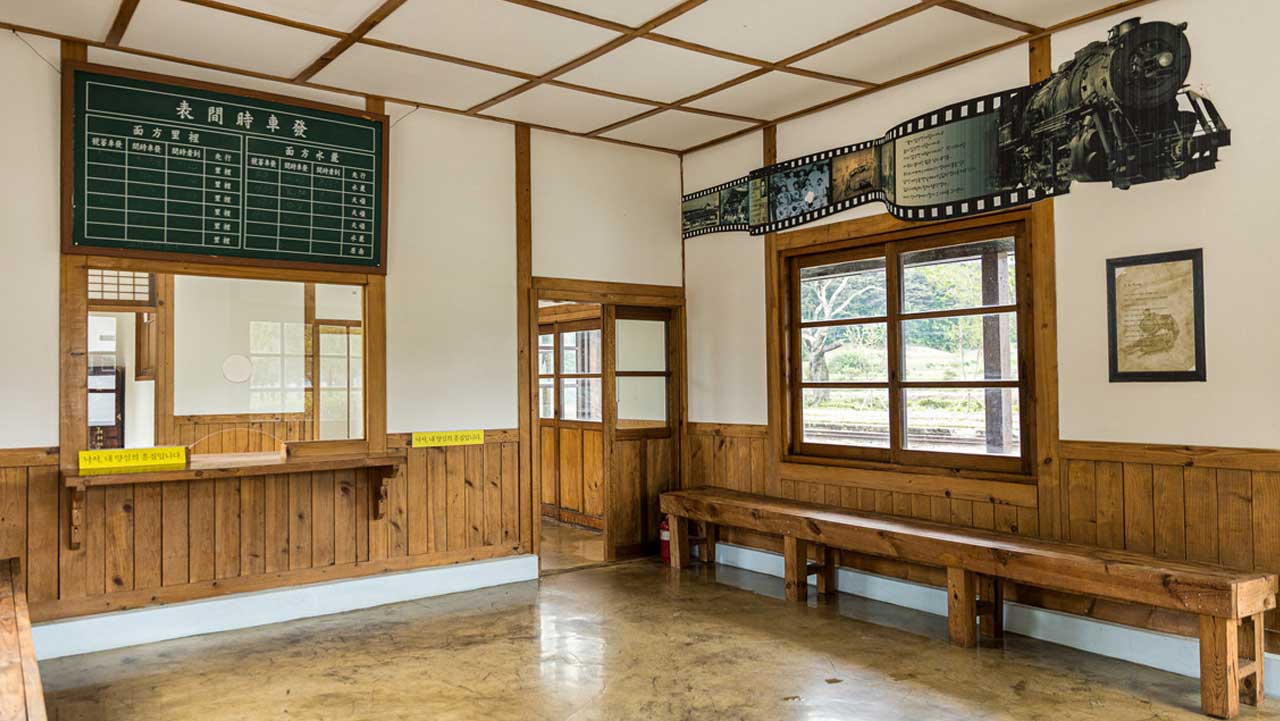 손글씨 시간표와 옛 매표창구가 정겨운 세월의 흔적을 느끼게 하는 대합실 내부. / 남원시