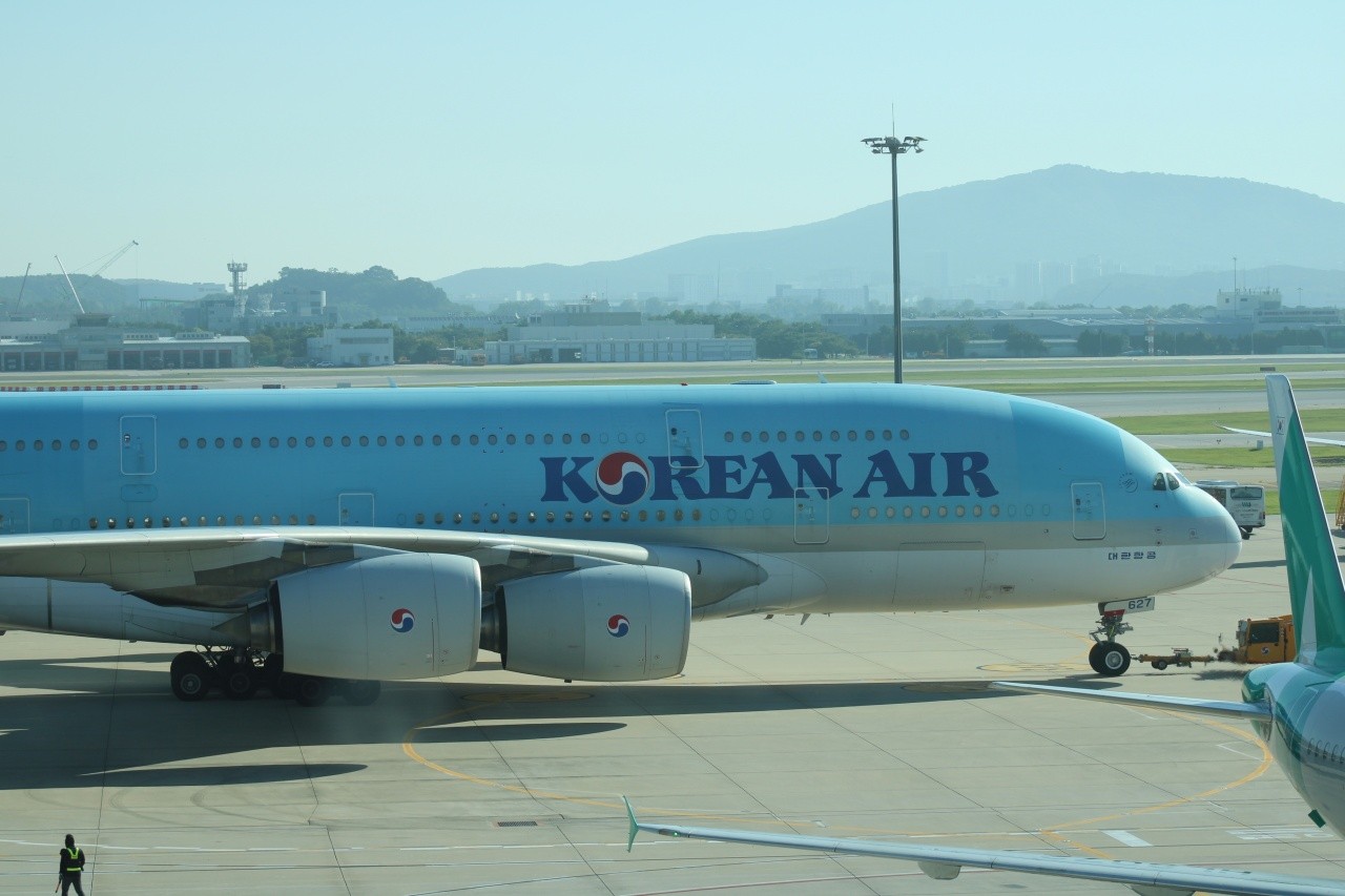 대한항공 비행기가 공항에 정착해 있다. / The Global Guy-shutterstock