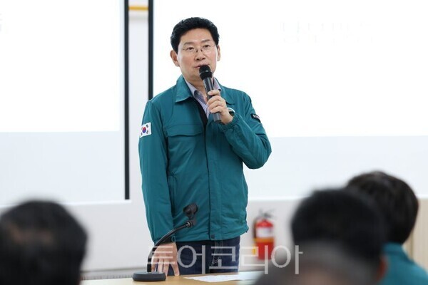 이상일 시장이 을지훈련 평가에 대해 직원들과 공유하고 있다/투어코리아뉴스 정명달 기자 사진=용인시